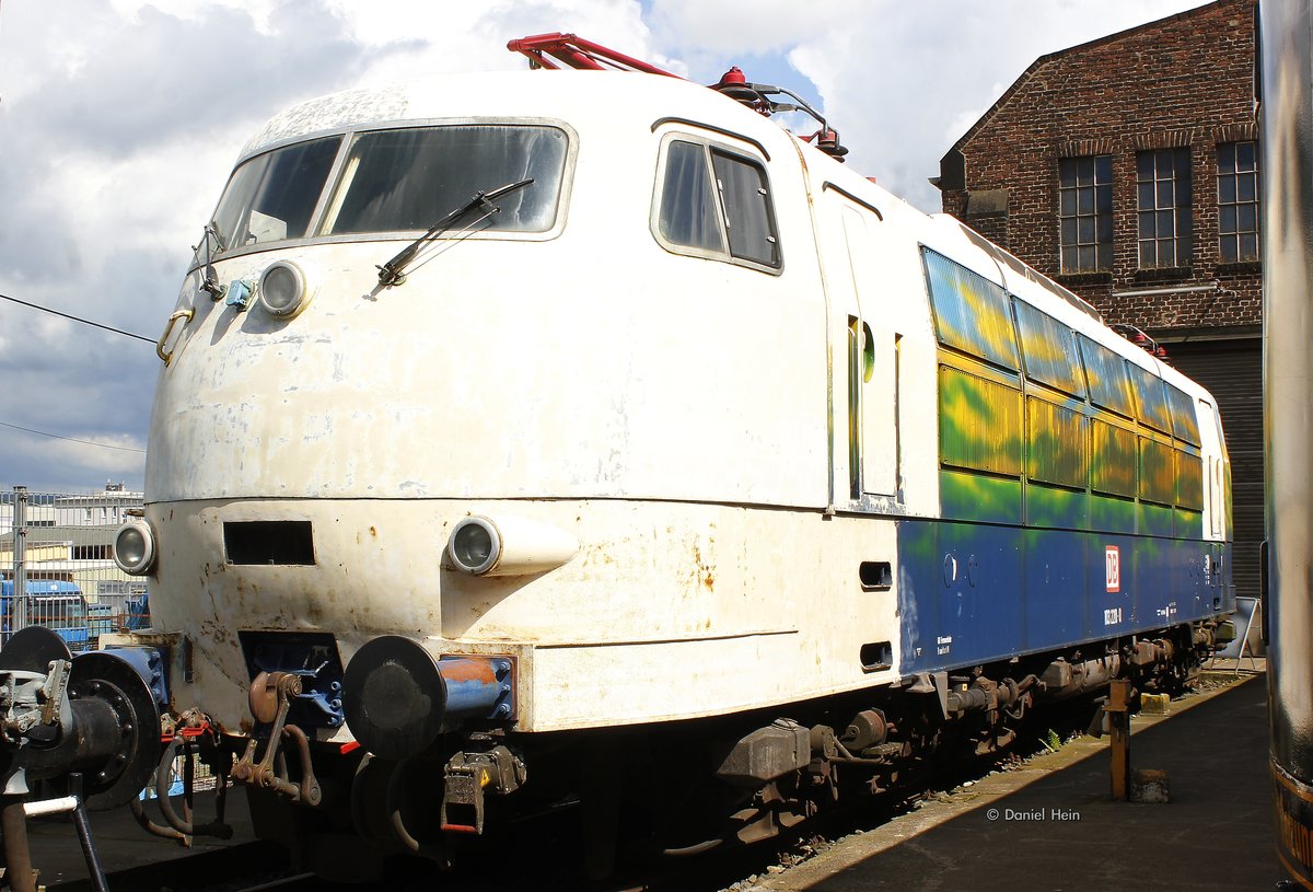 DB 103 220  Touristik  im DB Museum Koblenz L�tzel, am 18.06.2016.