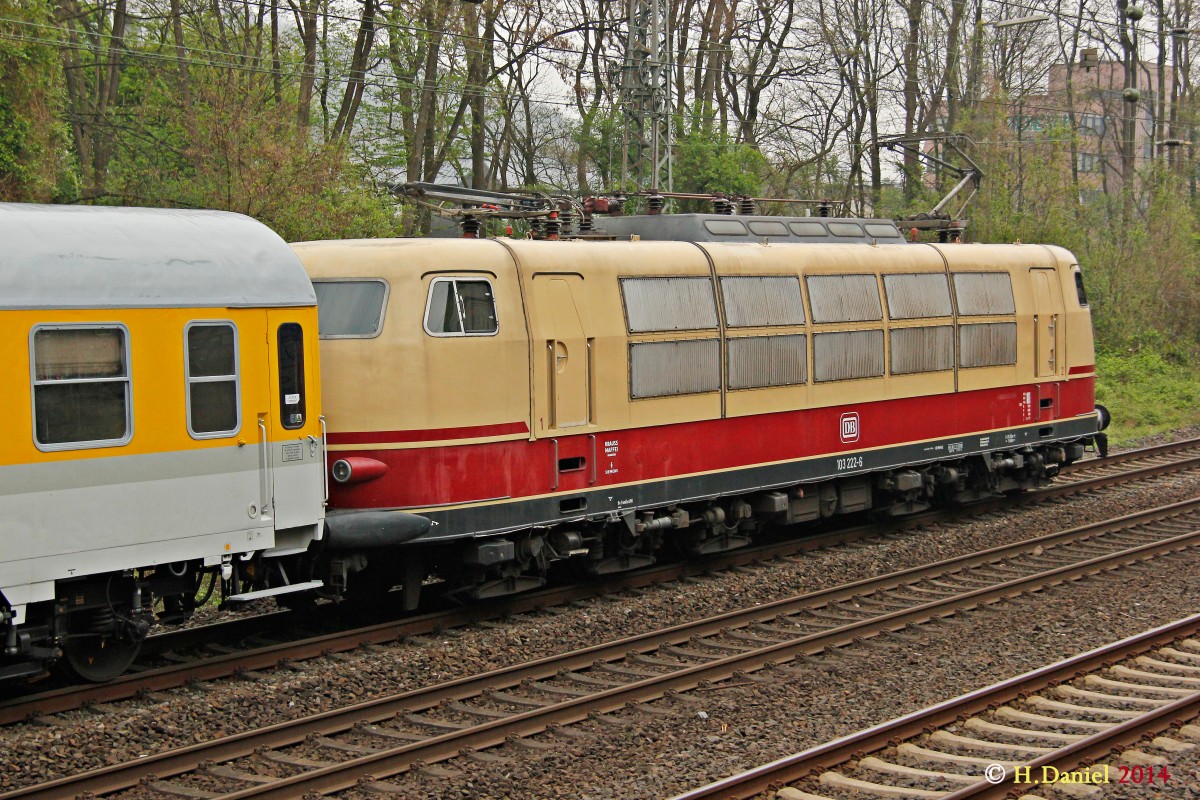 DB 103 222-6 mit Messzug DB Systemtechnik in Wuppertal, April 2014.