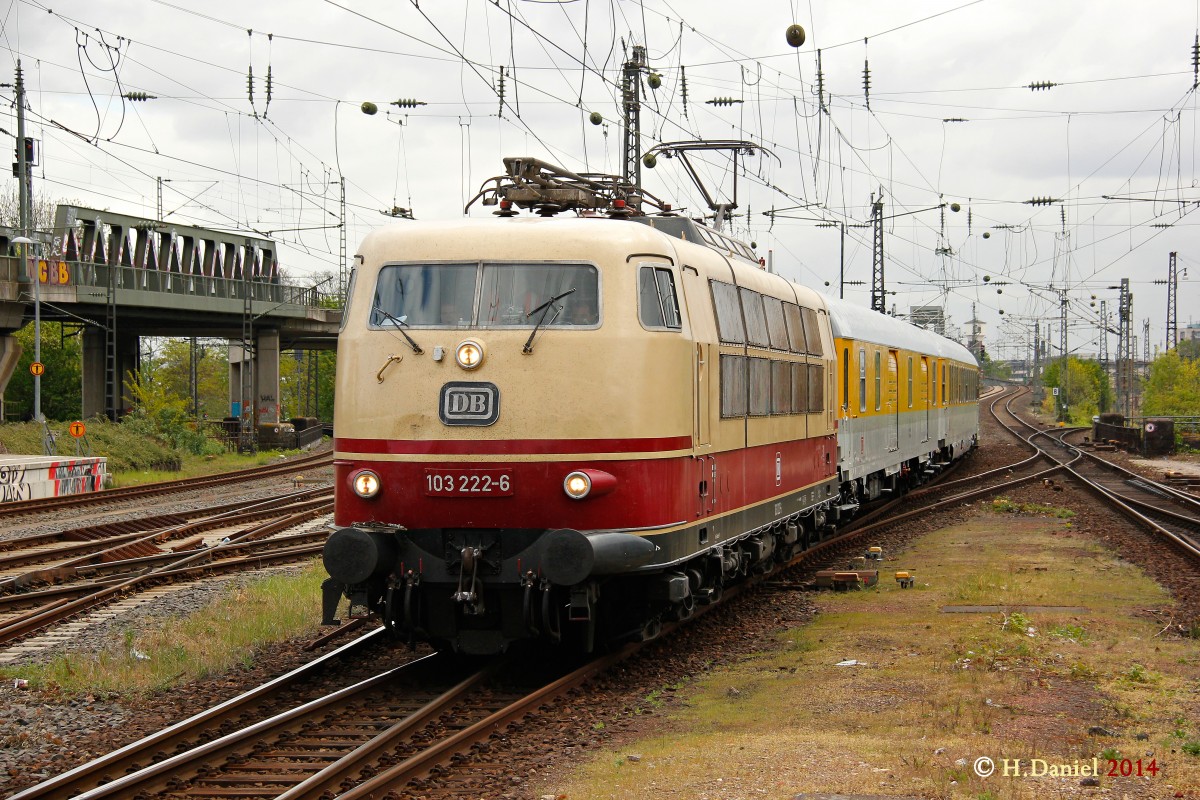 DB 103 222-6 mit Messzug in K�ln Messe Deutz, April 2014.