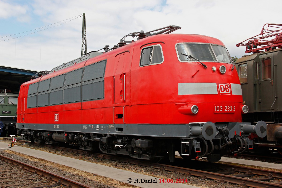 DB 103 233-3 in verkehrsroter Lackierung im DB Museum Koblenz, Juni 2014.