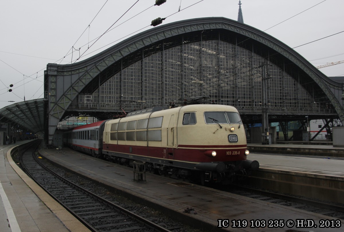 DB 103 235-8 mit IC 119 in K�ln Hbf, Oktober 2013.
