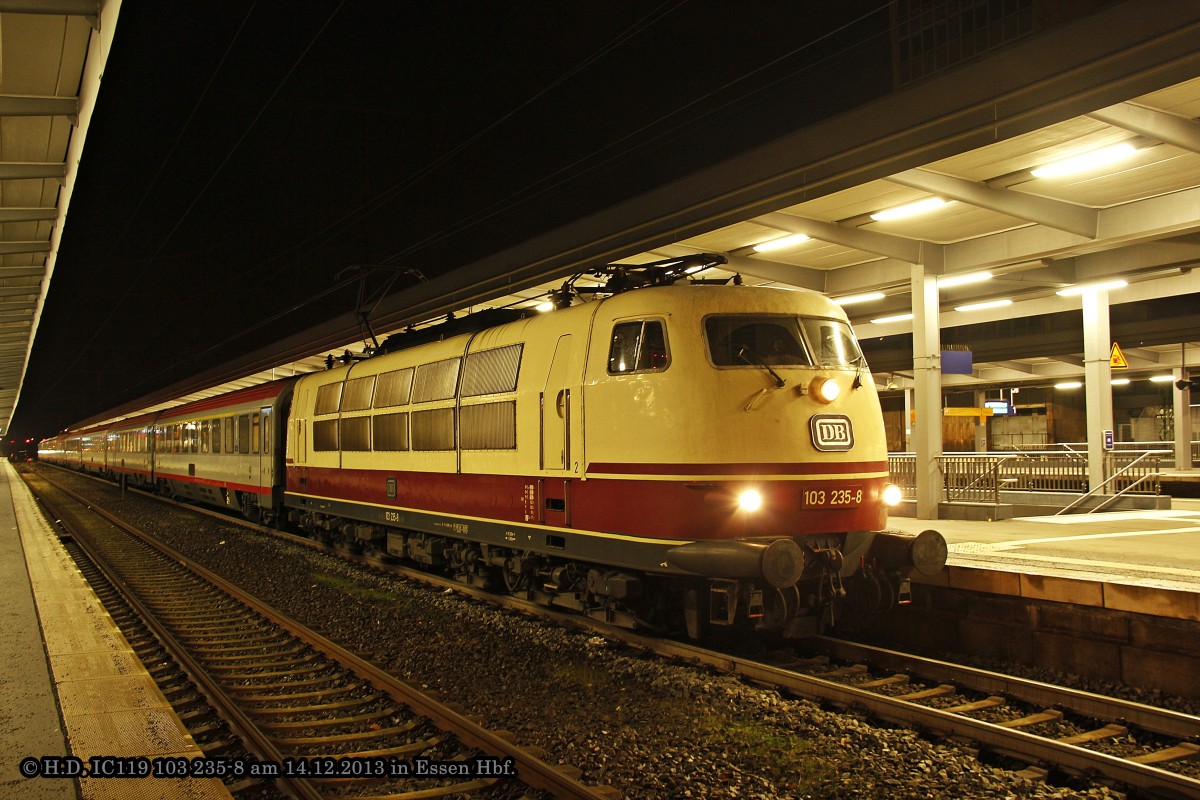DB 103 235-8 mit IC118 (Innsbruck Hbf - M�nster Hbf) in Essen Hbf, Dezember 2013.