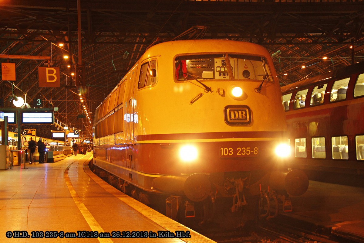 DB 103 235-8 mit IC118 in K�ln Hbf, Dezember 2013.