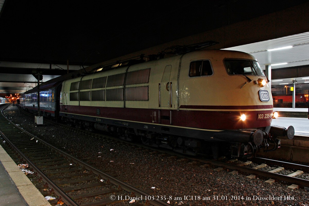 DB 103 235-8 mit IC118 in D�sseldorf Hbf, Januar 2014.