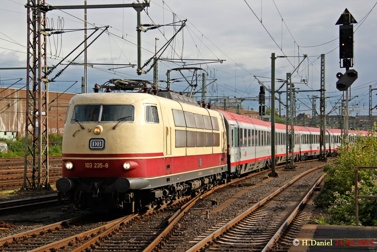 DB 103 235-8 mit IC119 in D�sseldorf Hbf, Mai 2014.