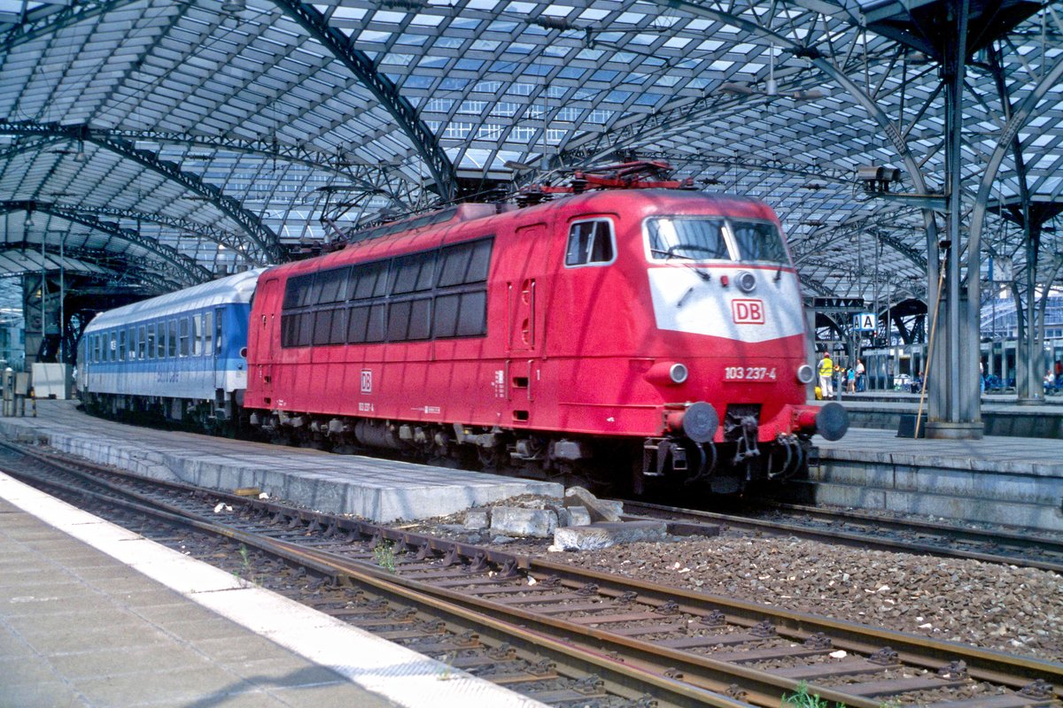 DB 103 237 mit IR (Köln Hbf, 01.06.1999); digitalisiertes Dia.