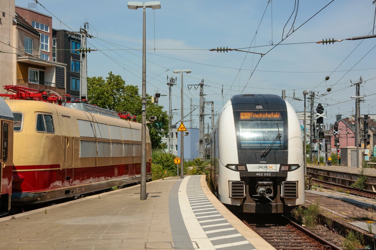 DB 103 245-7 & RRX 462 062 als RE5 in Köln Hbf, Juni 2025.