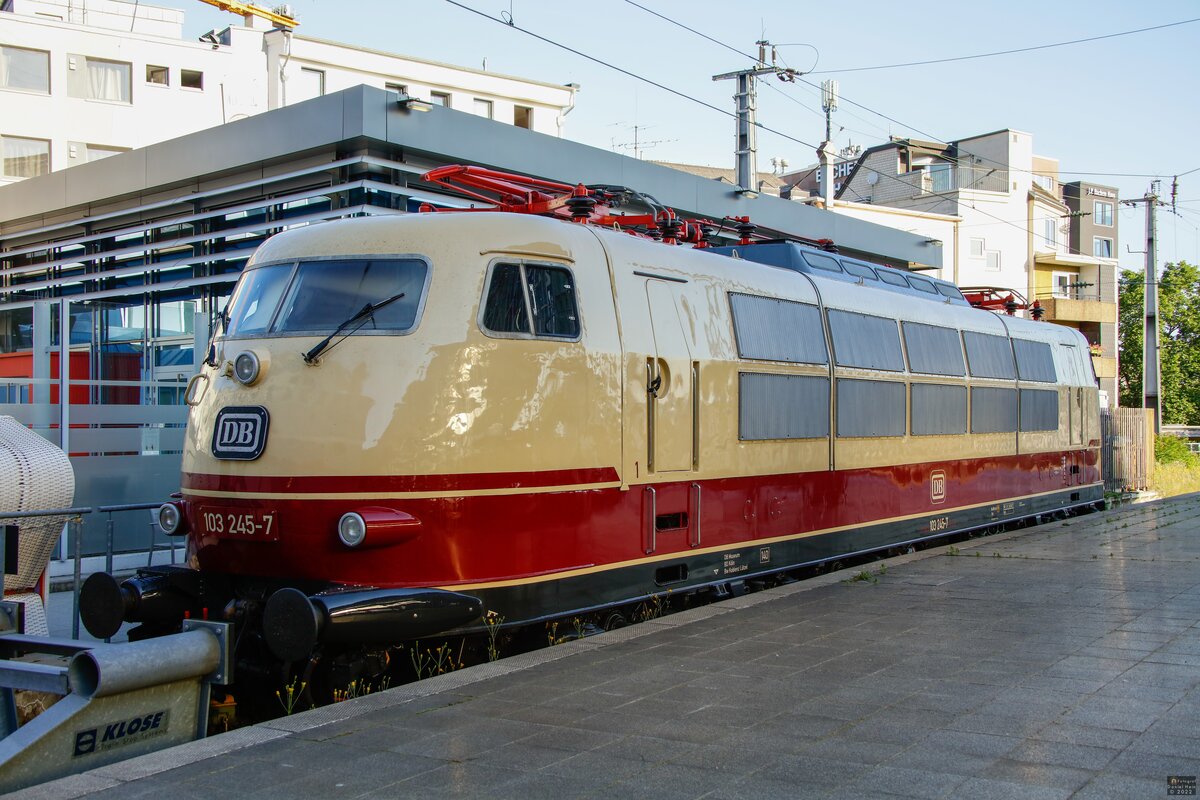 DB 103 245-7 in Köln Hbf, Juni 2022.
