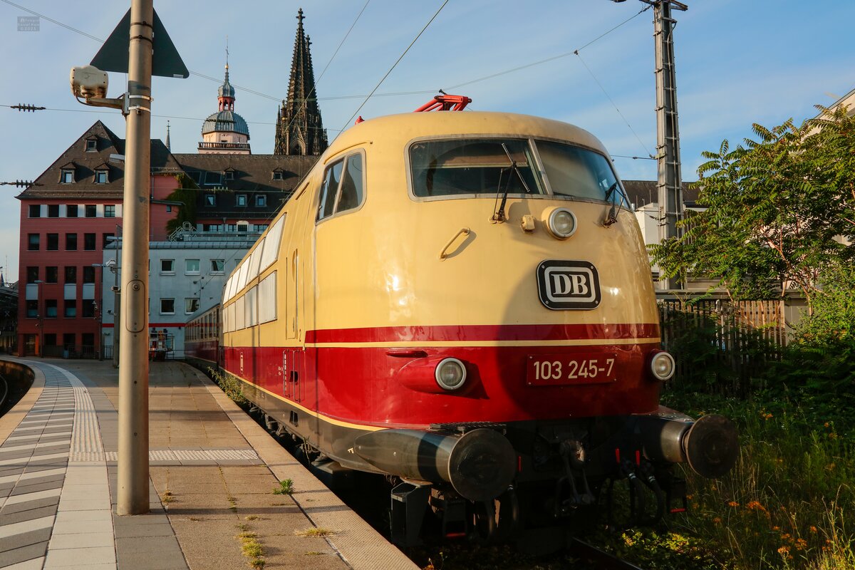 DB 103 245-7 in Köln Hbf, Juni 2025.