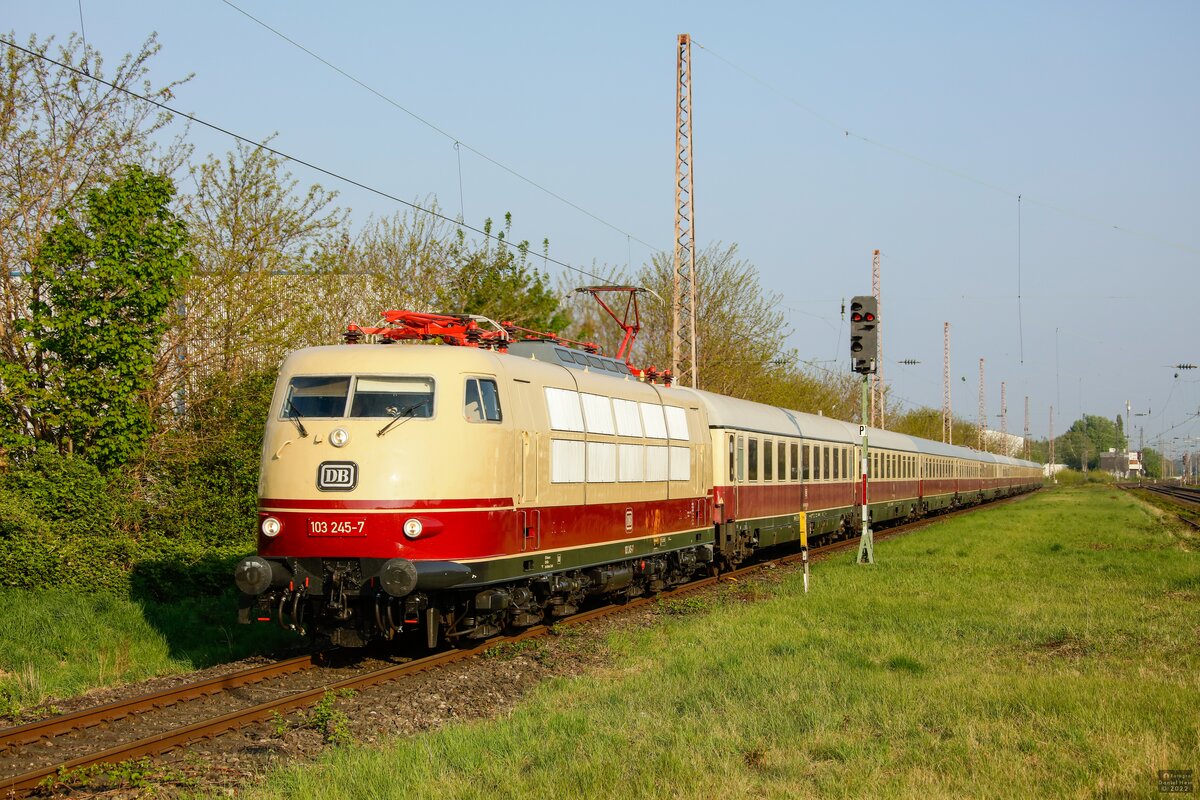 DB 103 245-7 mit AKE-Rheingold in Hilden, April 2022.