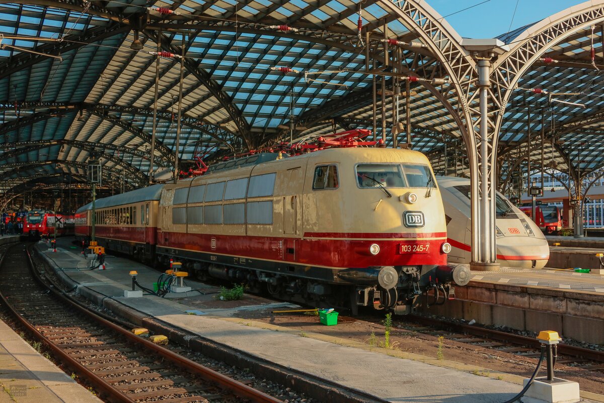 DB 103 245-7 mit AKE-Rheingold in Köln Hbf, Juni 2025.