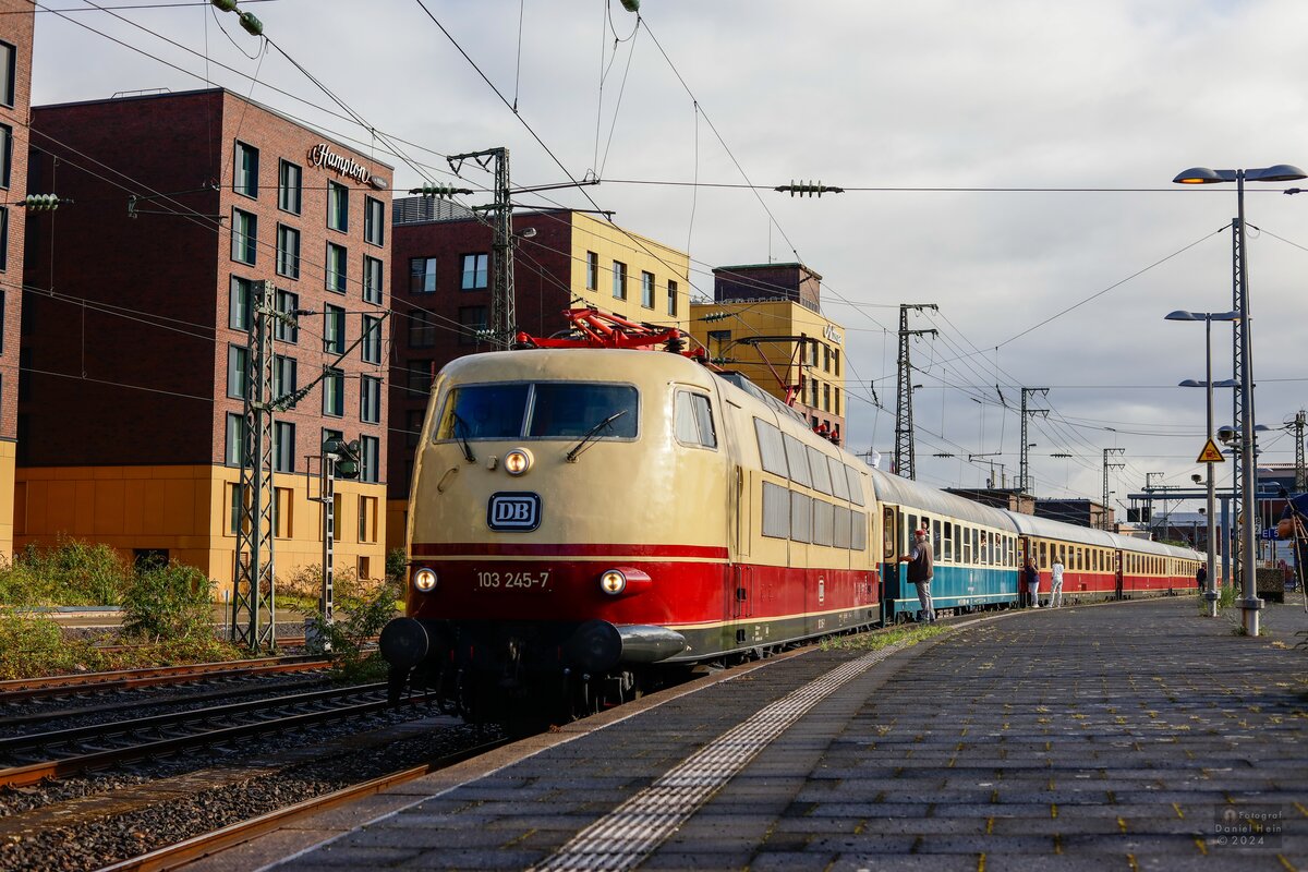 DB 103 245-7 mit Rheingold (Bremen-Trier) in Düsseldorf Hbf, August 2024.