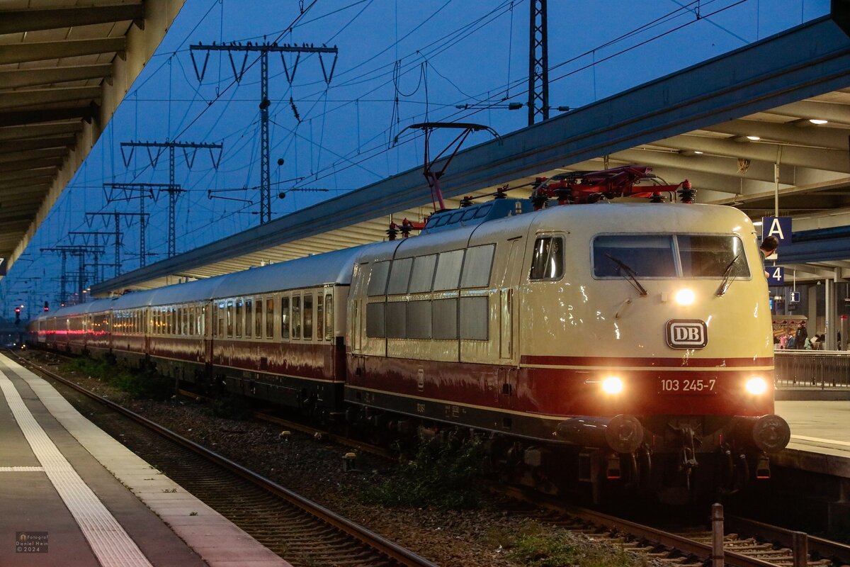 DB 103 245-7 mit Rheingoldzug in Essen Hbf, das Fahrtziel war Berlin zur Feier des 35 jährigen Mauerfall, am 09.11.2024.