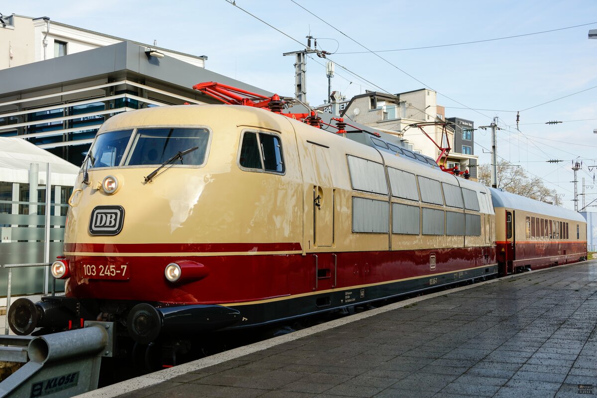 DB 103 245-7 mit TEE-Clubwagen in Köln Hbf, April 2023.