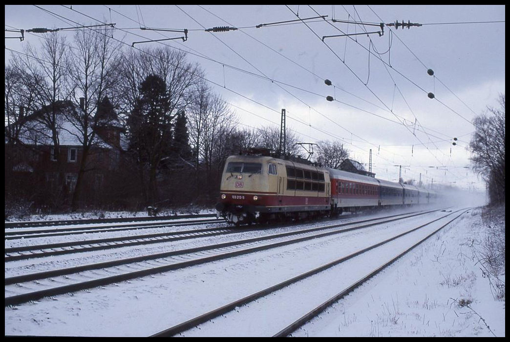 DB 103213 braust hier mit ihrem Interregio am 17.2.1999 über den fünfgleisigen Streckenteil in Richtung Hamm bei Hiddenhausen Schweicheln. Das hier zu sehende rechte Gleis führt in Blickrichtung wenig später unter den anderen vier Gleisen durch und ist die Verbindung zur Strecke Löhne - Osnabrück. 