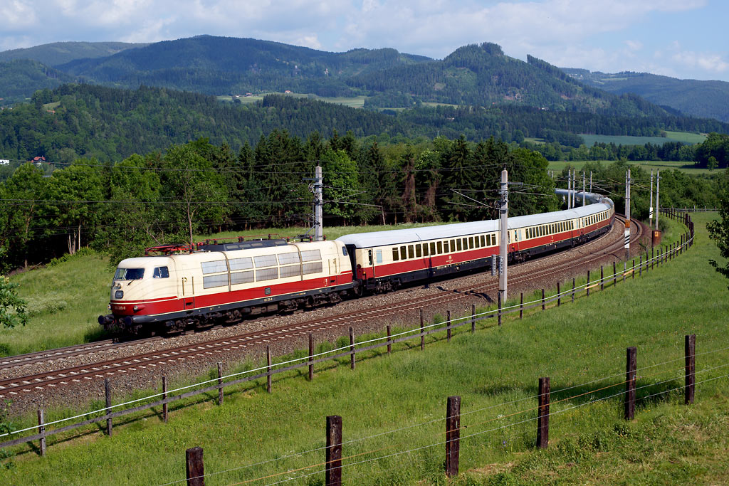 DB 103.235 mit Sonderzug 14734 am 26.05.2012, aufgenommen bei St. Veit an der Glan.  