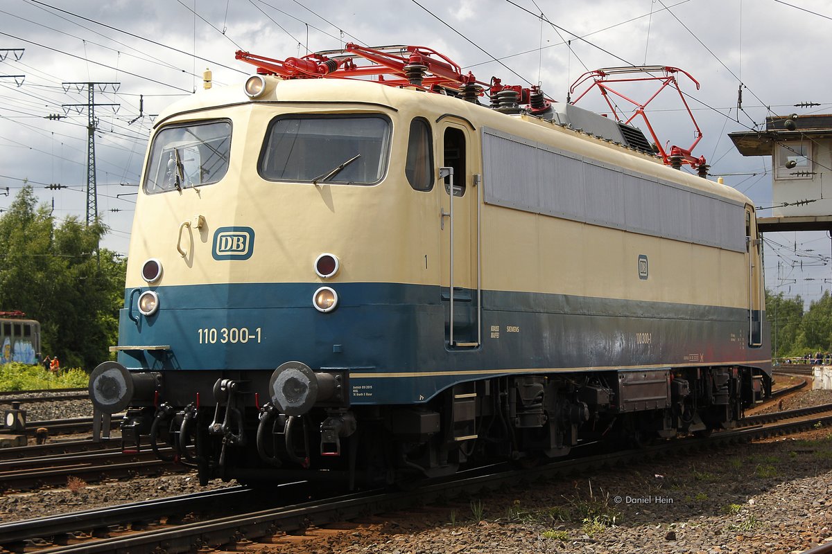 DB 110 300-1 bei der Lokparade  60 Jahre Einheitslokomotiven  im DB Museum Koblenz L�tzel, am 18.06.2016.