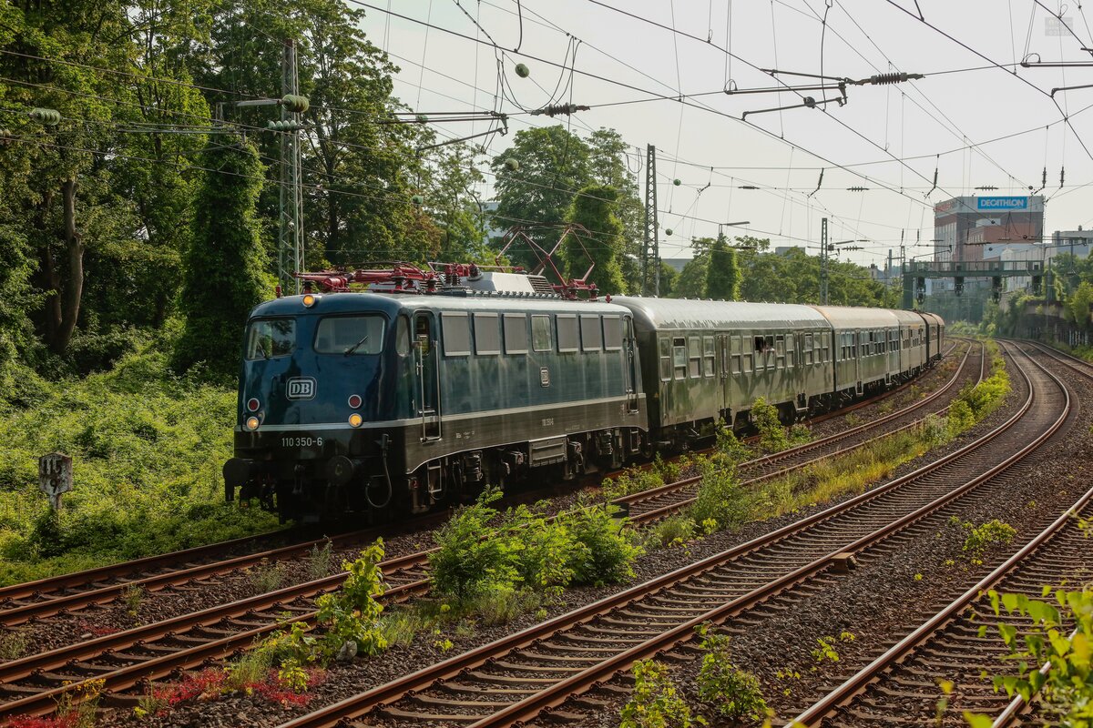DB 110 350-6 mit Sonderzug nach Koblenz in Wuppertal, Juni 2025.