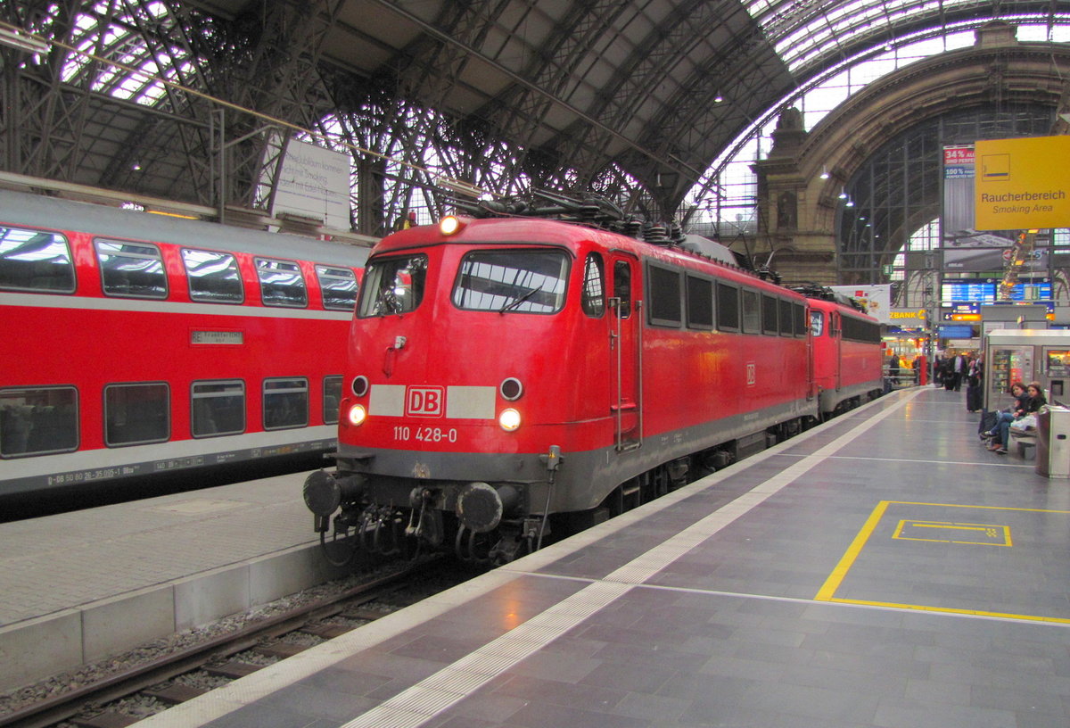 DB 110 428-0 + 110 431-4 am 04.04.2012 in Frankfurt (M) Hbf.