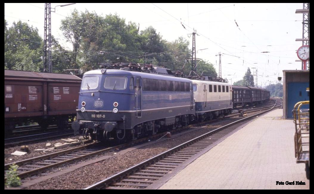 DB 110107 und 141269 auf Wartegleis im oberen Bahnhof des HBF Osnabrück am 24.6.1989.