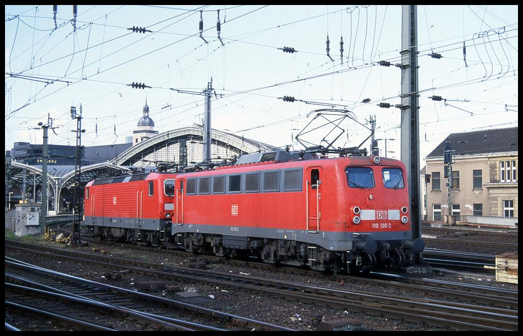 DB 110130-2 hat DB 143208 am Haken und fährt hier am 26.2.2002 um 13.16 Uhr durch den HBF Köln in Richtung Köln Deutz.