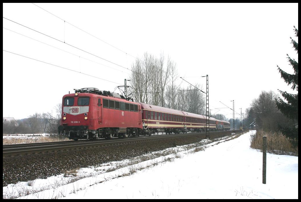 DB 110208-6 kommt am 6.3.2005 mit der Leergarnitur des Schnee Express aus Hamburg zurück und ist hier am Posten 103 auf dem Weg zum Standort in Münster in Westfalen.