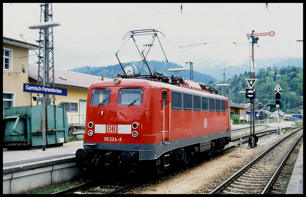 DB 110224 rangiert hier nach Ankunft aus München am 11.5.2002 im HBF Garmisch Partenkirchen.