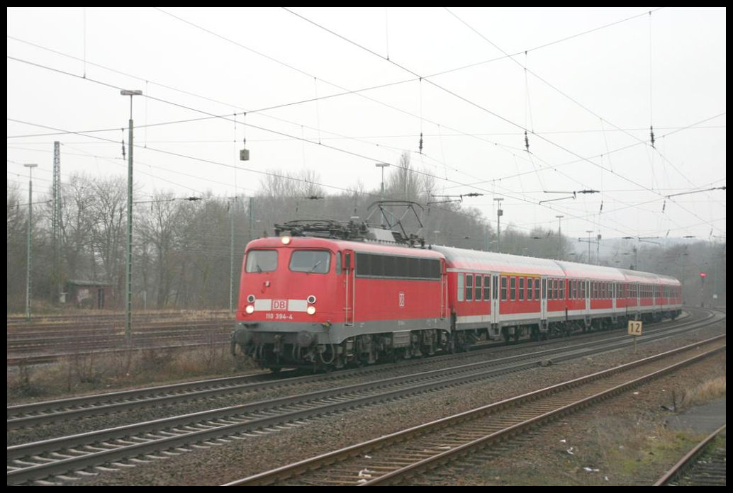 DB 110394 fährt hier am 8.1.2006 um 9.34 Uhr mit dem Regionalzug nach Osnabrück aus Münster in Hasbergen ein.