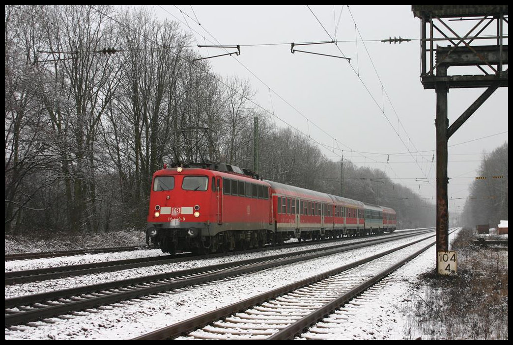 DB 110448 fährt mit dem Regionalzug nach Münster am 20.2.2005 in den Bahnhof Natrup Hagen ein.