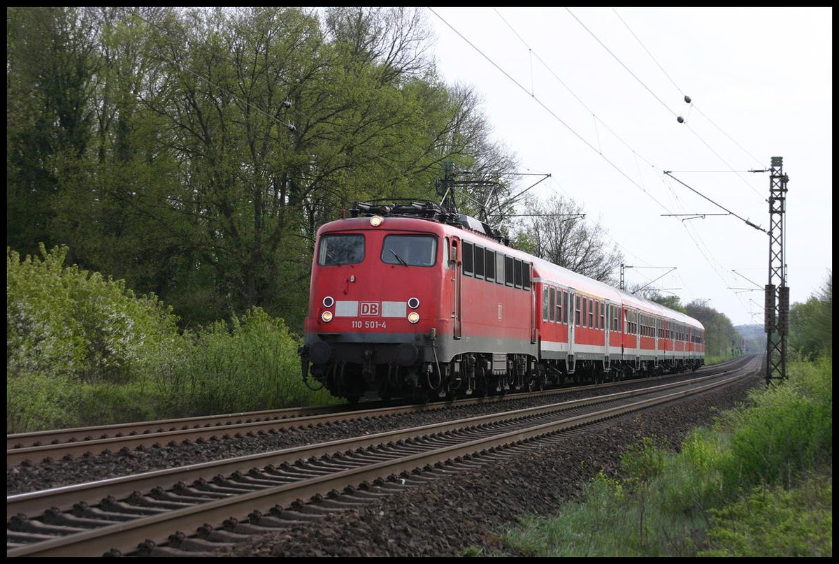 DB 110501-4 erreicht hier am 17.04.2007 um 16.35 Uhr mit dem RB 66 aus Münster den Ortsrand von Hasbergen.