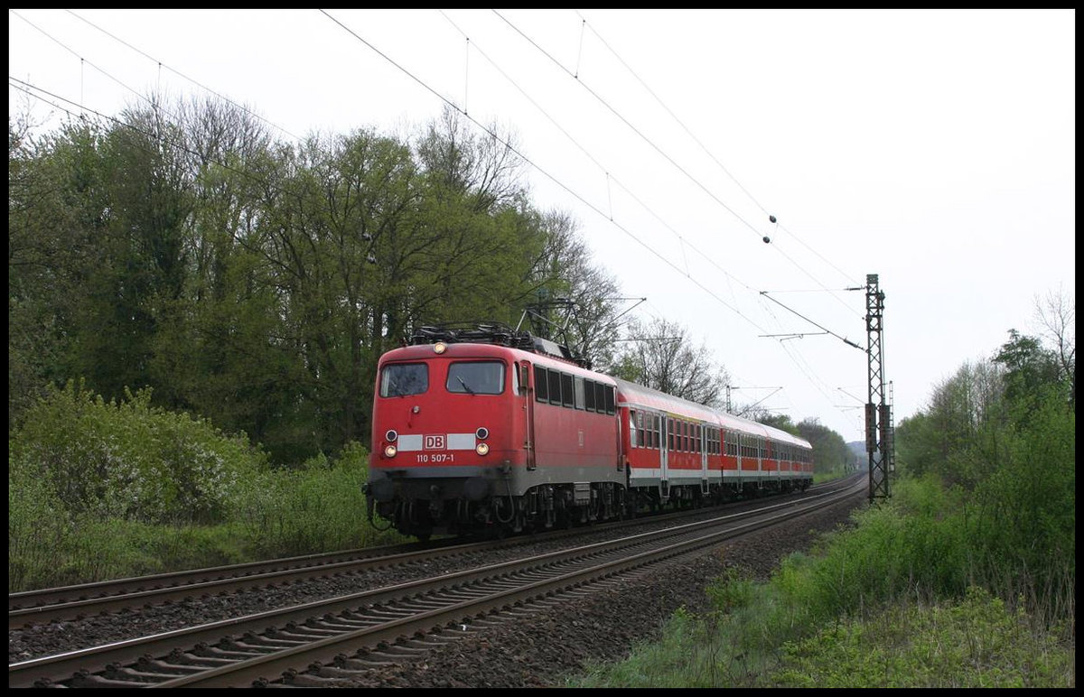 DB 110507-1 erreicht hier am 17.04.2007 um 16.02 Uhr mit der Regionalbahn aus Münster auf der Fahrt nach Osnabrück den Ortsrand von Hasbergen.
