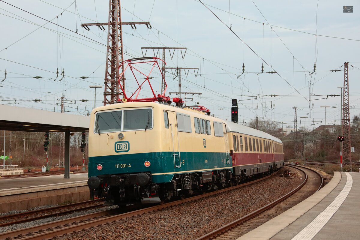 DB 111 001-4 am Schluss des Sonderzuges nach Winterberg in Essen Hbf, Februar 2025.