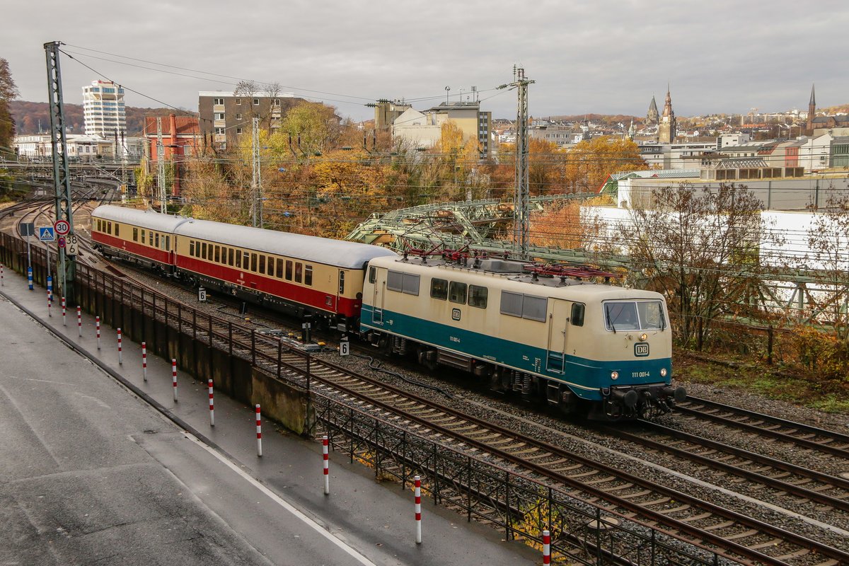 DB 111 001-4 mit Rheingoldwaggons in Wuppertal, November 2018.