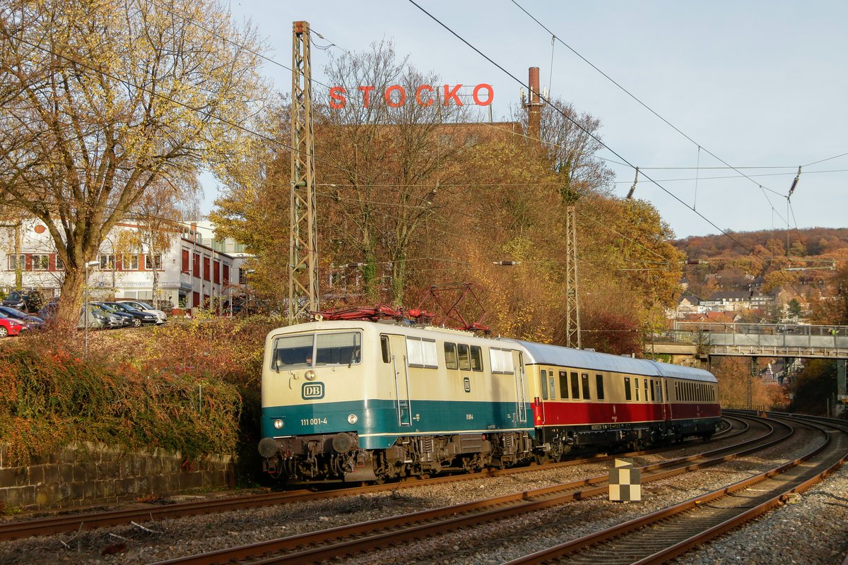 DB 111 001-4 mit zwei Rheingoldwaggons in Wuppertal, November 2018.