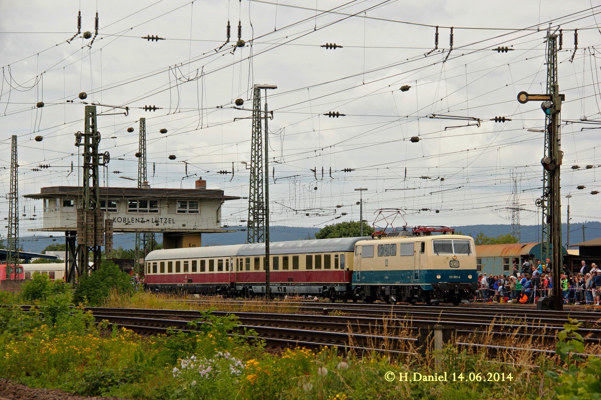 DB 111 001-4 mit zwei Rheingoldwaggons bei der Lokparade am 14.06.2014 im DB Museum Koblenz L�tzel.