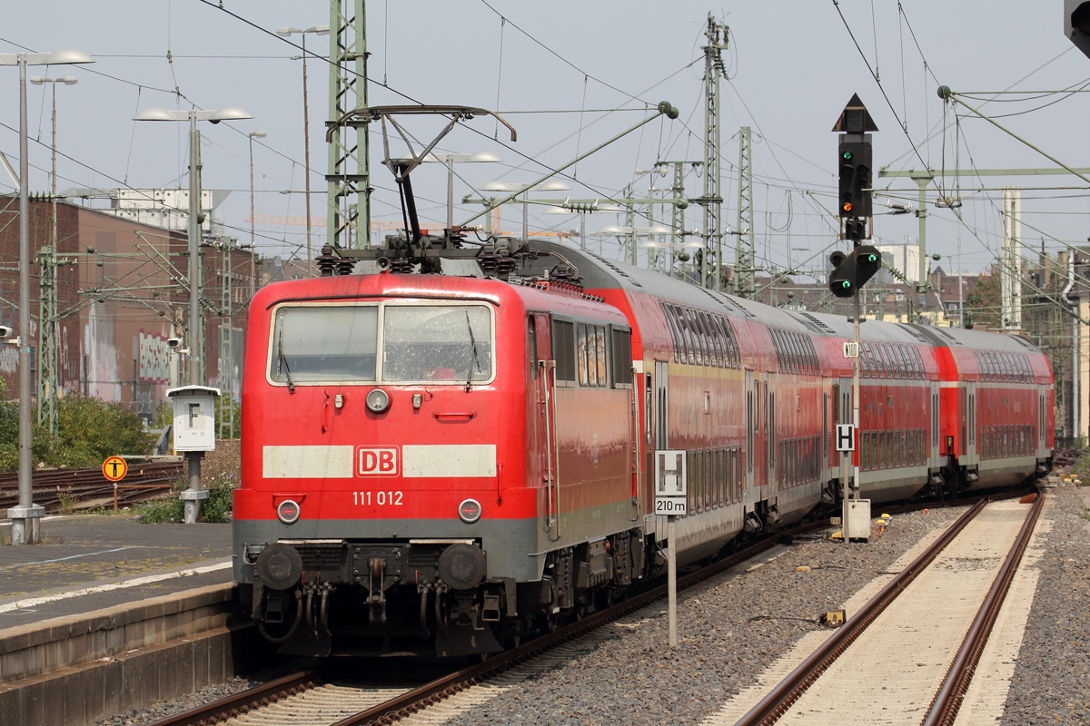 DB 111 012 schiebt einen RE aus den Düsseldorfer Hbf. 11.8.2020