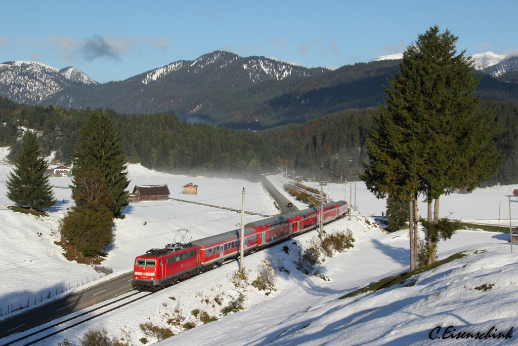 DB 111 036 bespannt am 13.10.13 einen Regionalzug von Mnchen nach Mittenwald und ist hier bei Klais zu sehen.