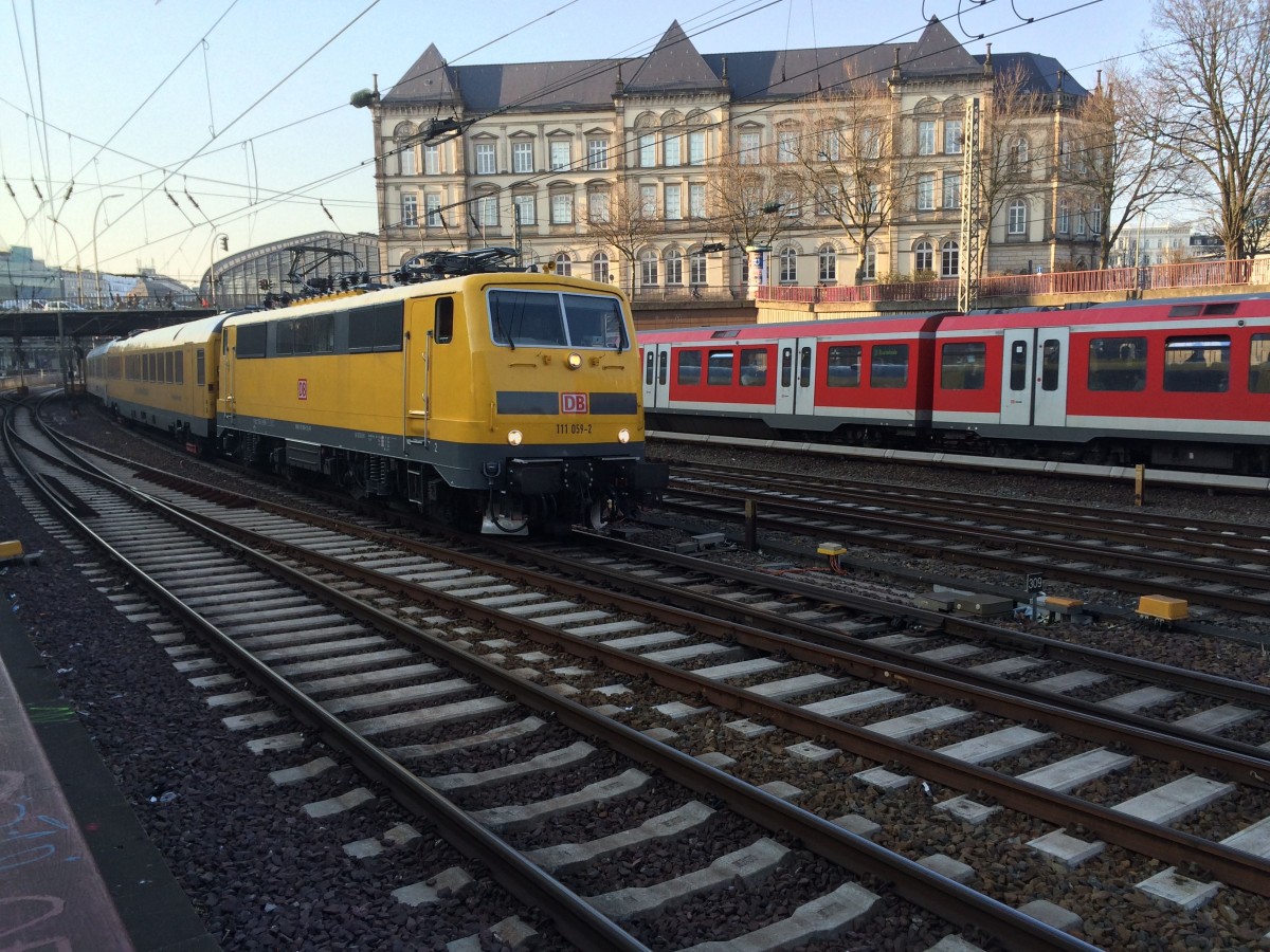 DB 111 059 mit Fahrwegmesszug in Hamburg Hbf - 19.03.2015 - 16.40 Uhr