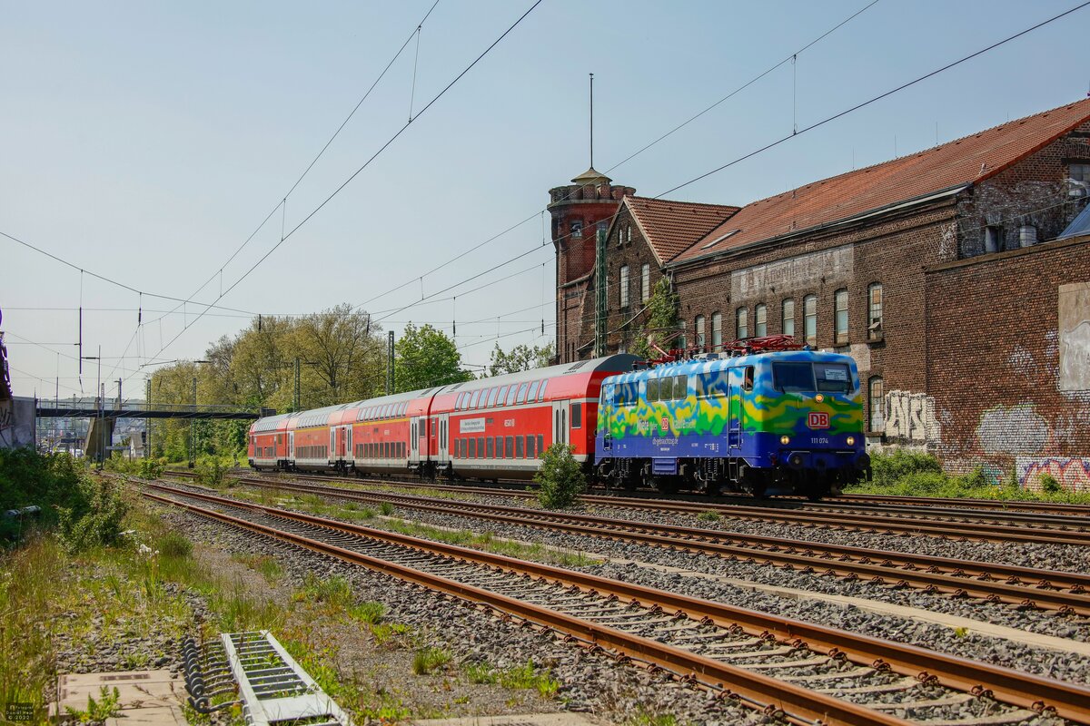 DB 111 074  Hilde   Miete oder kaufe mich.  mit RB48-Ersatzzug in Wuppertal, Mai 2022.