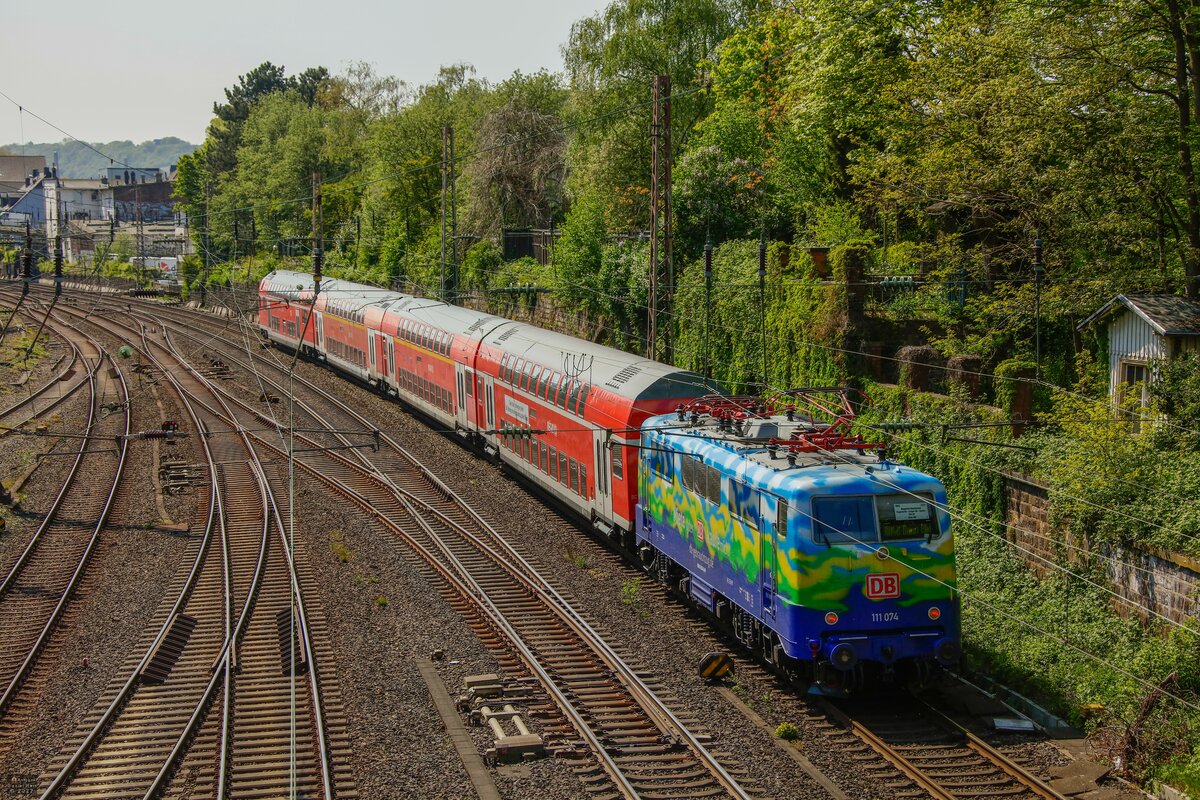 DB 111 074  Hilde   Miete oder kaufe mich.  mit RB48-Ersatzzug in Wuppertal, Mai 2022.