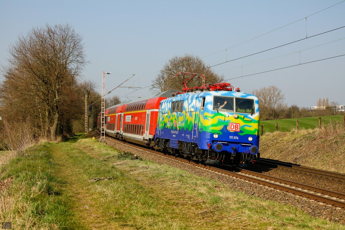 DB 111 074  Hilde  mit RB48-Ersatzzug bei Haan, März 2022.