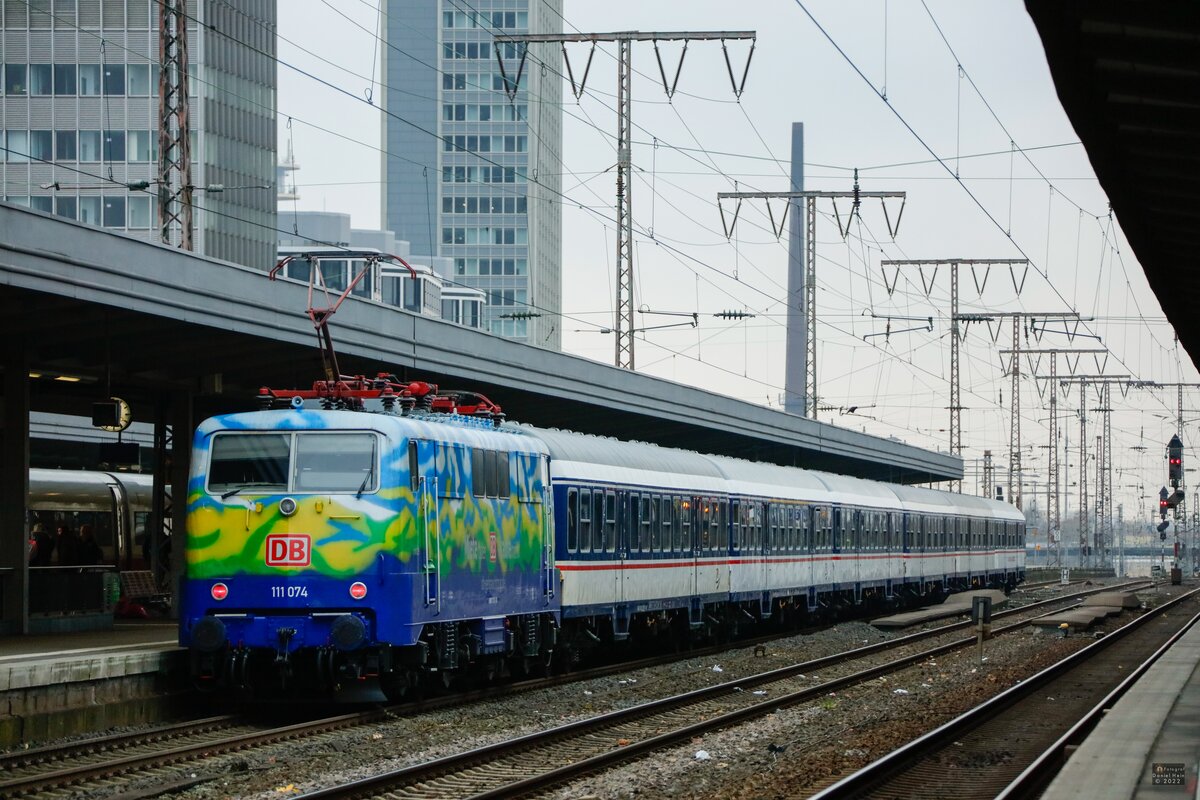 DB 111 074  Hilde  mit Adventsverstärker RE6 in Essen Hbf, Dezember 2022.