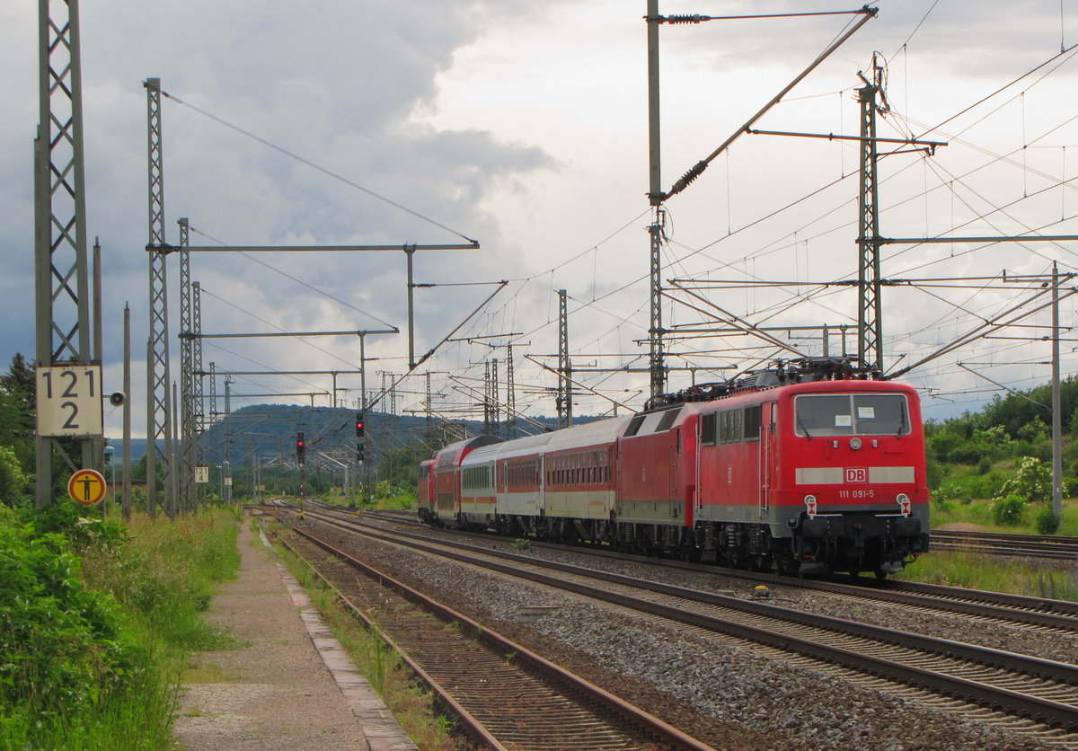 DB 111 091-5 am Zugschluss des PbZ 2487 von Leipzig Hbf nach München-Pasing Bbf, am 14.06.2016 in Neudietendorf.