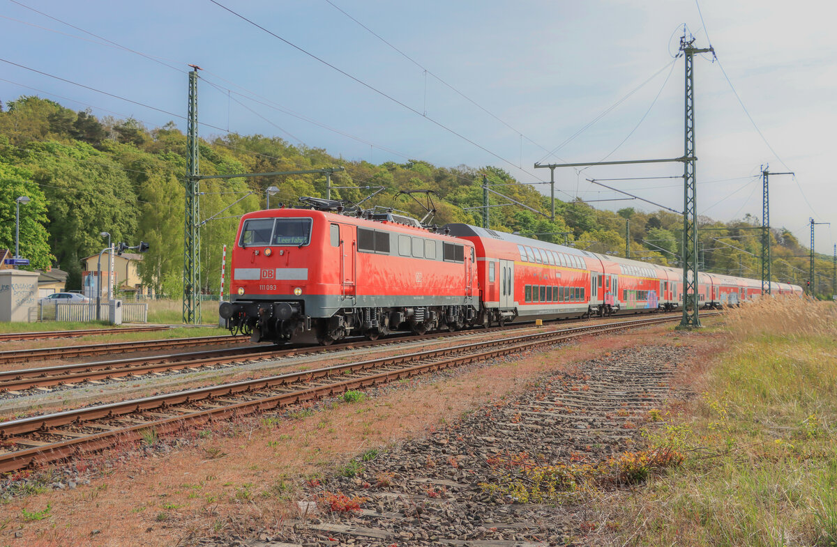 DB 111 093 überführte am 10.05.2022 einige Doppelstockwagen von Mukran nach Bremen. Hier zu sehen bei der Durchfahrt im Bahnhof Lietzow.