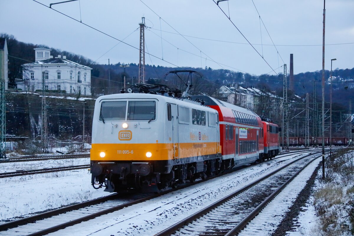 DB 111 095-6  Lufthansa Express  im neuem Lack mit Dosto & 111 096 in Wuppertal und fuhr nach Münster, Januar 2024.