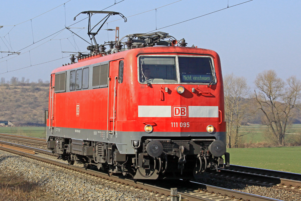 DB 111 095 Solo am17.03.16  10:14 nördlich von Salzderhelden am BÜ 75,1 in Richtung Kreiensen