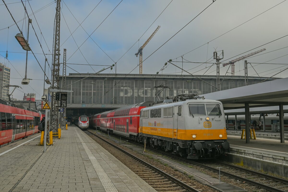 DB 111 095 verlässt München als RE 3 nach Passau am 1.12.2024