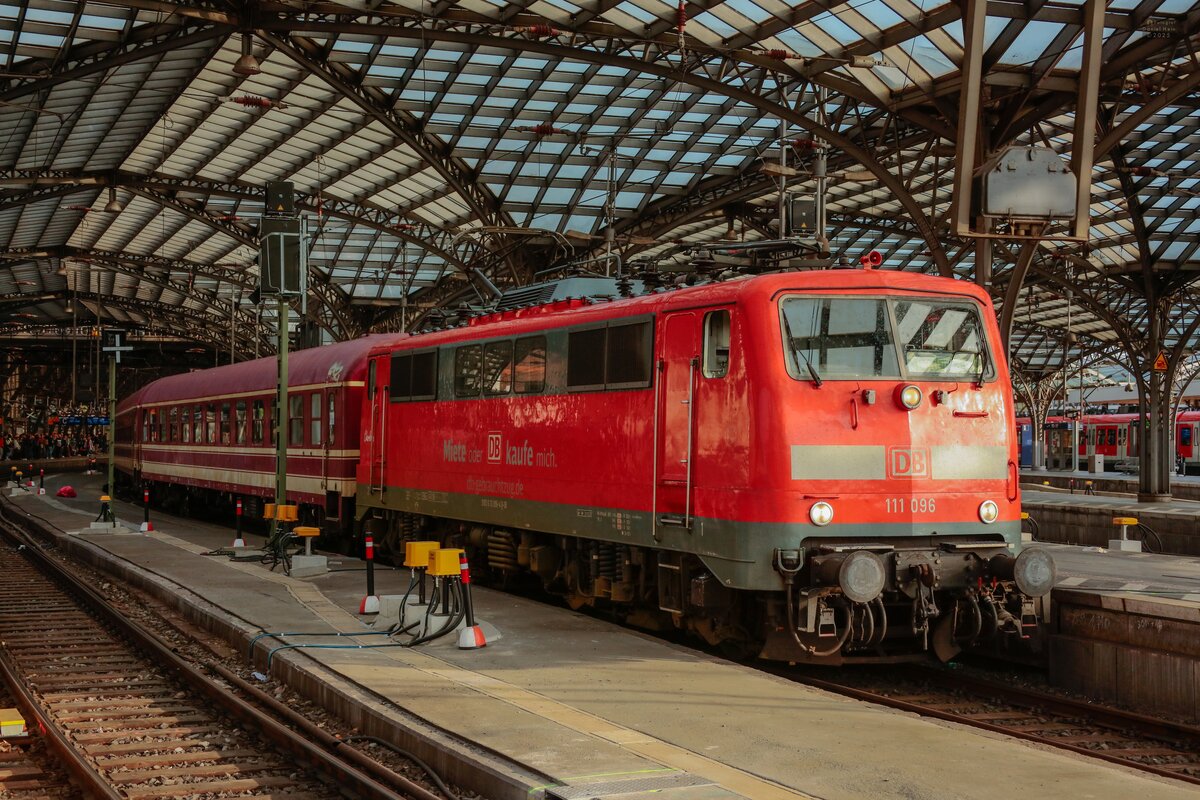 DB 111 096  Charlotte   Miete oder kaufe mich. mit Sonderzug nach Norddeich Mole in K�ln Hbf, Mai 2025.