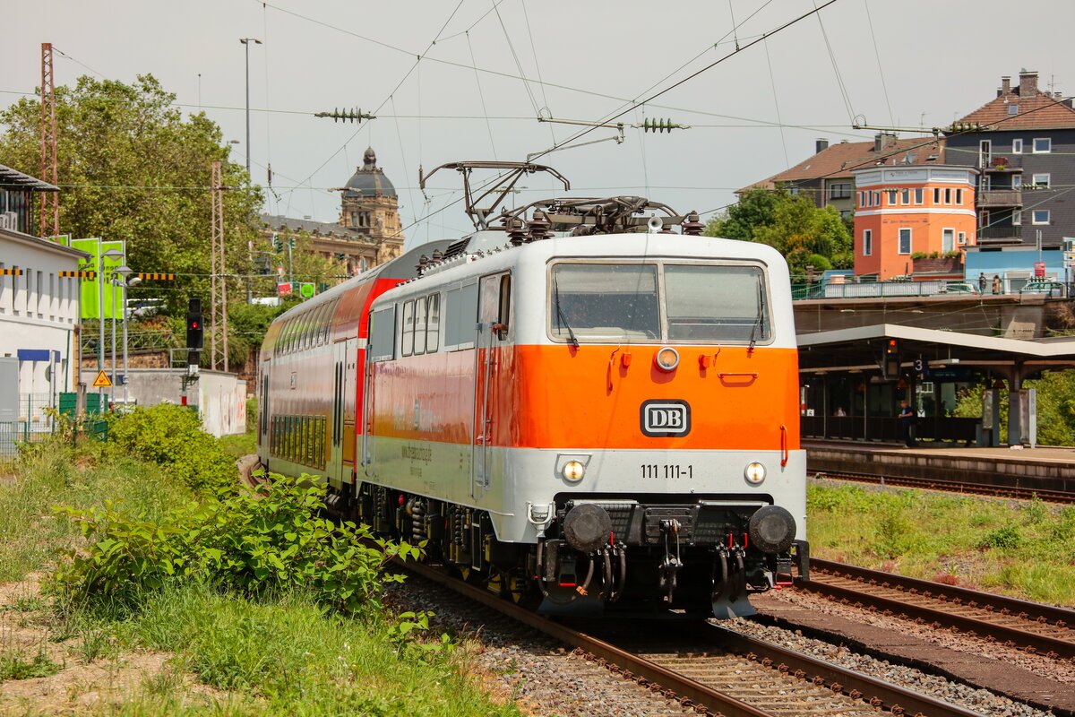 DB 111 111-1  Sally   Miete oder kaufe mich.  mit DB-Dosto in Wuppertal, Juni 2021.