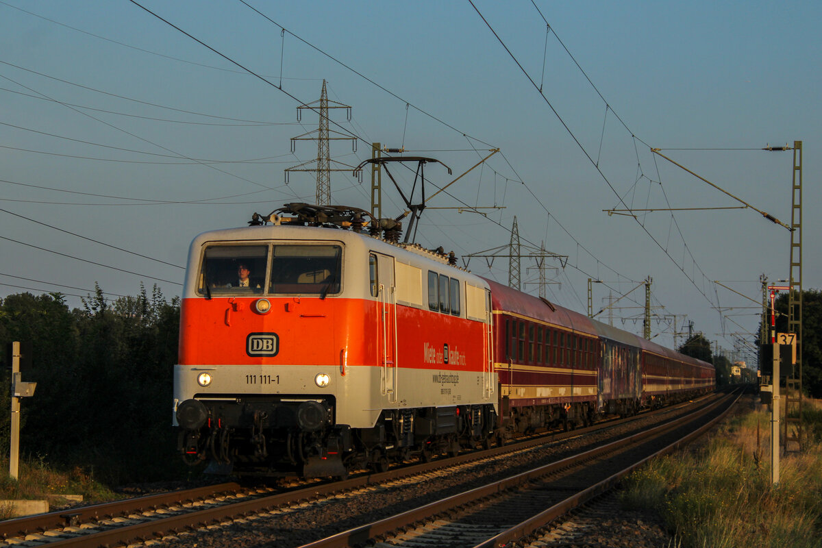 DB 111 111 mit EuroExpress-Wagen als Sonderzug, 5. September 2021, Neuss-Weißenberg